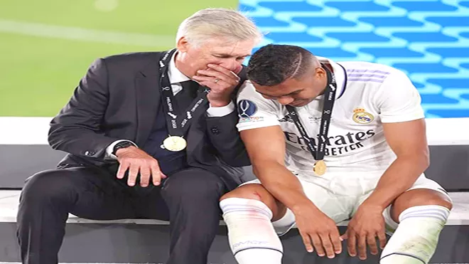 ​كاسيميرو يصل "أولد ترافورد" ورسالة وداع أخيرة لريال مدريد